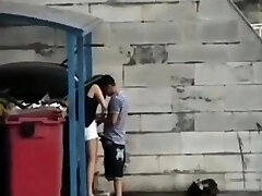 Teens Fuck Hinter Einem Müllcontainer In Der Öffentlichkeit