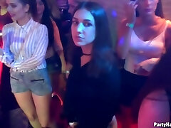 una fiesta al azar puede convertirse fácilmente en una orgía si todos se ponen muy cachondos y quieren sexo una fiesta al azar puede convertirse fácilmente en una orgía si todos se ponen muy cachondos y quieren sexo