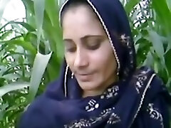 tía del pueblo en los campos tía del pueblo en los campos