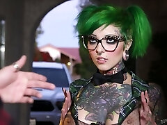 Extraordinaria puta con el pelo verde Sydnee Vicioso que da a su cabeza y obtiene su coño apisonada