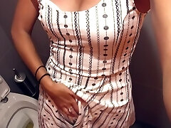 masturbarse y correrse en un baño público masturbarse y correrse en un baño público