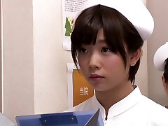 角质的日本女孩在神话般的护士，打手枪熟的场景
