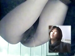 Orinando en el wc gal Orinando en el wc gal