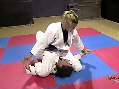 लड़कियों कुश्ती में kimonos (pindown मैच)