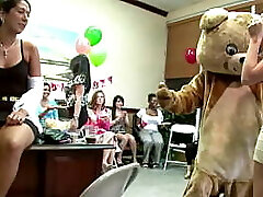 ours dansant - alaina brooke'_s fête cfnm avec des strip-teaseuses masculines à grosse bite!