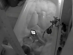 凸轮的妻子在洗澡