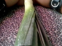 Orgasm thanks to the leek, enormous and long!! EXTREME INSERTION