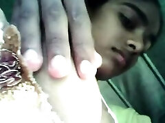 Los senos y la India novia beso aspirado por su novio Los senos y la India novia beso aspirado por su novio