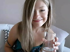 el marido atrapa a la niñera y se masturba delante de ella el marido atrapa a la niñera y se masturba delante de ella