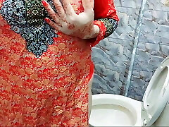 Desi Magnificent Mummy Shaving Pussy And Armpits On Eid And Pissing In Bathroom