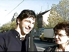 reportero se folla a una milf fea para obtener información reportero se folla a una milf fea para obtener información