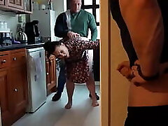 esposa de gran trasero recibe un creampie de su amante mientras el marido cornudo mira y se masturba