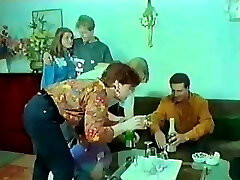 Educación Sexual: Pareja Haciendo el Amor, el Hombre de ponerse Condón Educación Sexual: Pareja Haciendo el Amor, el Hombre de ponerse Condón