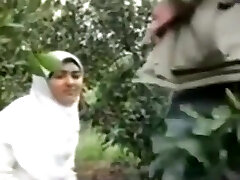 可爱的阿拉伯女孩性交的叔叔在丛林中泄露的丑闻