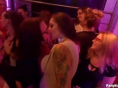 perra chicas están de fiesta en el club nocturno, emborracharse y tener sexo en grupo aventuras perra chicas están de fiesta en el club nocturno, emborracharse y tener sexo en grupo aventuras