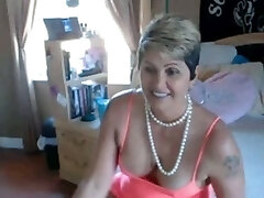 зрелая и возбужденная коренастая женщина показывает свои сиськи на веб-камеру