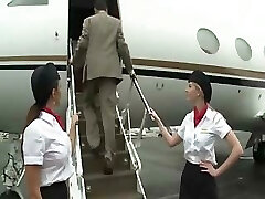Belle hôtesse de l'air est la baise avec deux hommes d'affaires sur le bord d'un avion