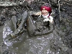 filthy trap cosplay lover Maki bride soiling her dress and masturbating in the mud