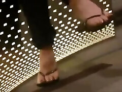 Candid MILF in spin flops feet painted toes