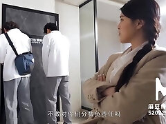 insegnante cinese gangbanged dai suoi studenti eccitati
