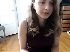 Cute brunette ist, hören die Anfragen auf Ihre webcam und lacht 