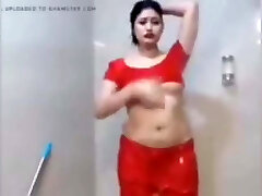 Gorgeous Babe in the Bathroom - live video