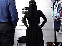 muslimischer teenie-dieb delilah day nach diebstahl entlarvt und ausgebeutet