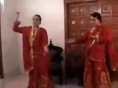 индийское женское доминирование. танцуют студенты отшлепанные