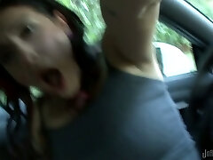 Perwersyjne brunetka nimfomanka z dużymi palcami nos jej głęboka cipa w samochodzie