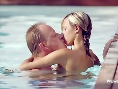 wowgirls tracy liebt es, ihren teenager im pool mit einem erstaunlichen kuss zu verwöhnen, gefolgt von heißem sex