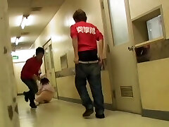 Pielęgniarka w mundurze pada na kolana, kiedy człowiek rekin jej dno