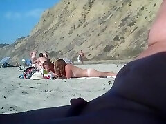2 ragazze con cui divertirsi con un ragazza microdick su una spiaggia per nudisti