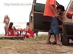 Casal safado faz sexo oral em pú_blico na praia de Mongaguá_-SP