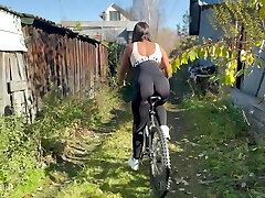 ella montó desnuda en una bicicleta antes de follar ella montó desnuda en una bicicleta antes de follar