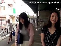tre donne mature giapponesi che si radono nello specchio magico