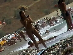 偷窥视频的裸体女孩具有的乐趣在一个裸体主义者海滩