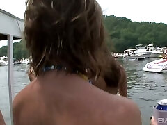 Slim Sexy teens protzen auf einer party auf einem Boot topless