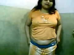 indische amateur bbw dame im badezimmer strippt vor der kamera
