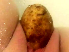 Kartoffel-Insertion in der Badewanne