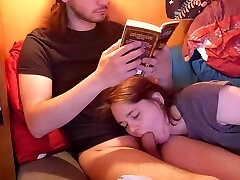 我的男朋友喜欢看书，而我把他的公鸡放在嘴里。
