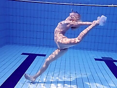 美丽的埃琳娜Proklova再次得到完全赤裸裸的在游泳池
