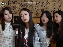 چهار دختر گره خورده است تا آواز خواندن