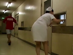 Paffuto infermiere ha la sua cornea fondo sharked nel corridoio