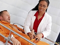 возбужденный и горячий черный доктор сверкает своими сиськами, прежде чем пациент трахает ее киску