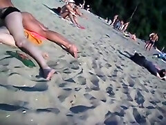 Questa spiaggia ha così tante ragazze nude tette e culi