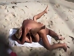 bello sexo en la playa en la península de Crimea