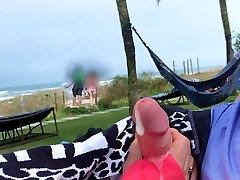 после ее мастурбации я кончил прямо на пляже на глазах у отдыхающих!