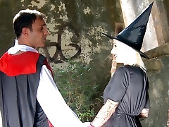 Beautiful Gina Snake pleasures two super-sexy friends outdoors