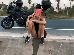 Motorbike gf peeing on the roadside