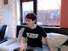 Romanian guy cums on his hand - first time on Chaturbate Romanian guy cums on his hand - first time on Chaturbate